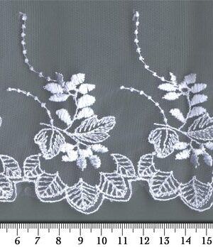 06-400 Fehér tüll alapú hímzett szegő csipke 15cm