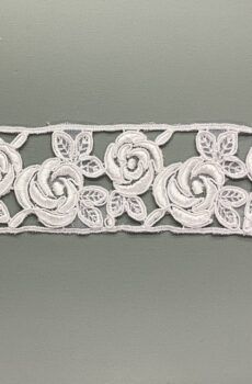 06-824 Fehér hímzett szegő csipke 5,8cm