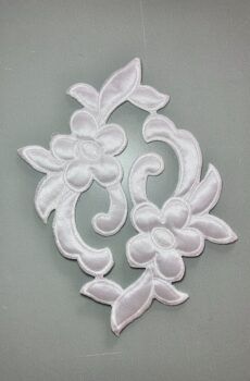 06-428 Steppelt szatén fehér csipkemotívum