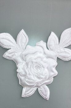 06-436 Steppelt szatén fehér csipkemotívum