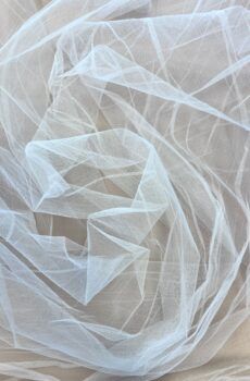 15-468 Fehér gyűrt tüll 108cm