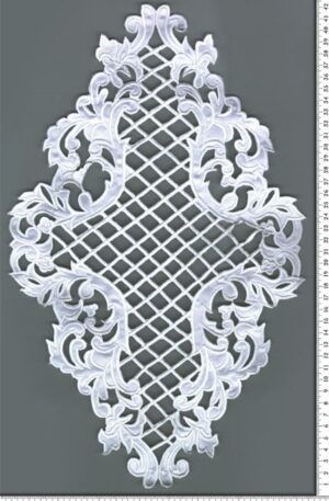 06-514 Szatén alapú fehér rácsos csipkemotívum