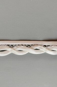 06-699 Törtfehér szatén szegő 2,5cm