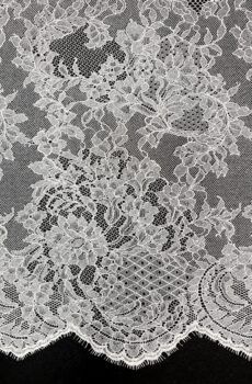 Törtfehér rácsos indás rachel csipkeanyag esküvői ruhákhoz