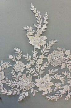 06-1303 Törtfehér gyöngyös csipkeszegő 21 cm