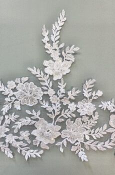 06-1304 Fehér gyöngyös csipkeszegő 21 cm