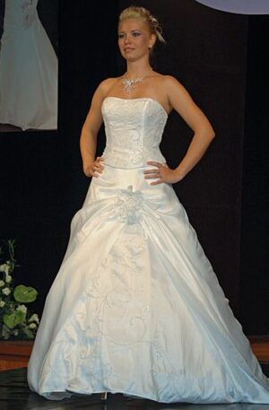 33-N30718 Törtfehér "A" vonalú menyasszonyi ruha