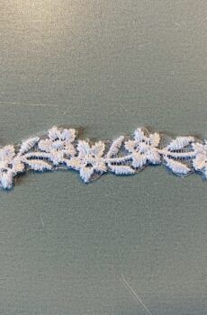 06-870 Fehér keskeny szegő csipke, apró virág és levél motívum