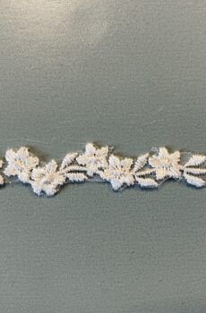 06-871 Törtfehér keskeny szegő csipke, apró virág és levél motívum
