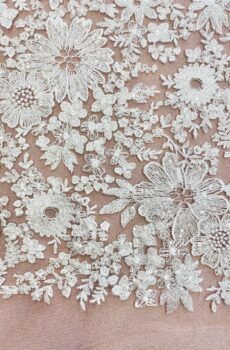 28-674 Törtfehér sűrű virágmintás esküvői csipkeanyag