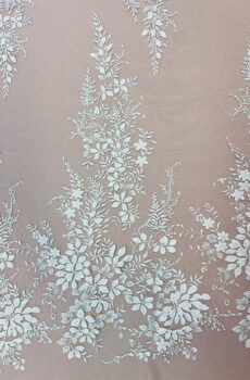 28-689 Törtfehér indás csipke anyag 3D düsessz levelekkel