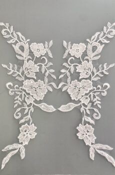 06-1319 – Törtfehér páros csipke apró virág és levél mintával