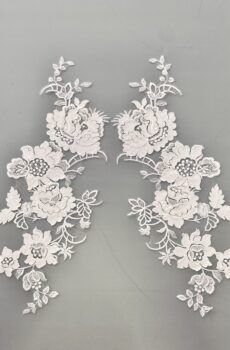 06-1321 – Törtfehér páros csipke különleges virágmintával, zsorzsett applikációval