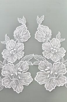 06-1322 – Fehér páros csipke óriás virág mintával, flitterekkel