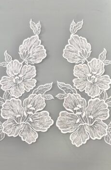 06-1323 – Törtfehér páros csipke óriás virág mintával, flitterekkel