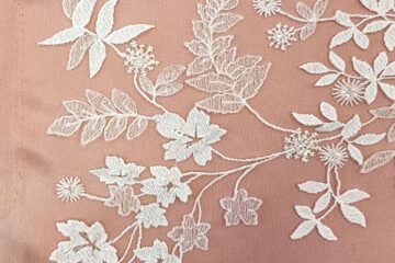 28-758-8 leveles törtfehér csipkeanyag