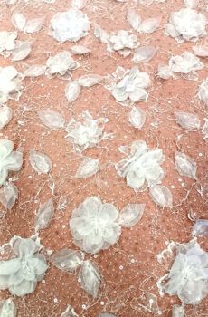 28-760-1 gyöngyös 3D-s törtfehér csipkeanyag