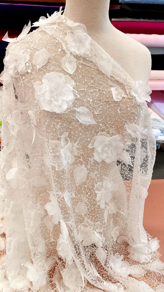 28-760-5 gyöngyös 3D-s törtfehér csipkeanyag