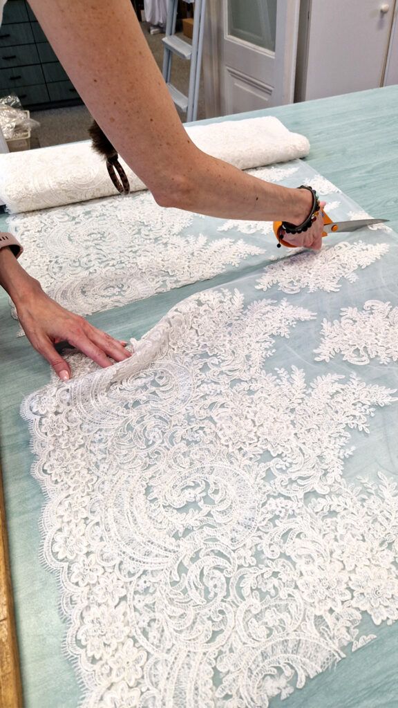 Esküvői ruha anyagválasztás - csipkét vág